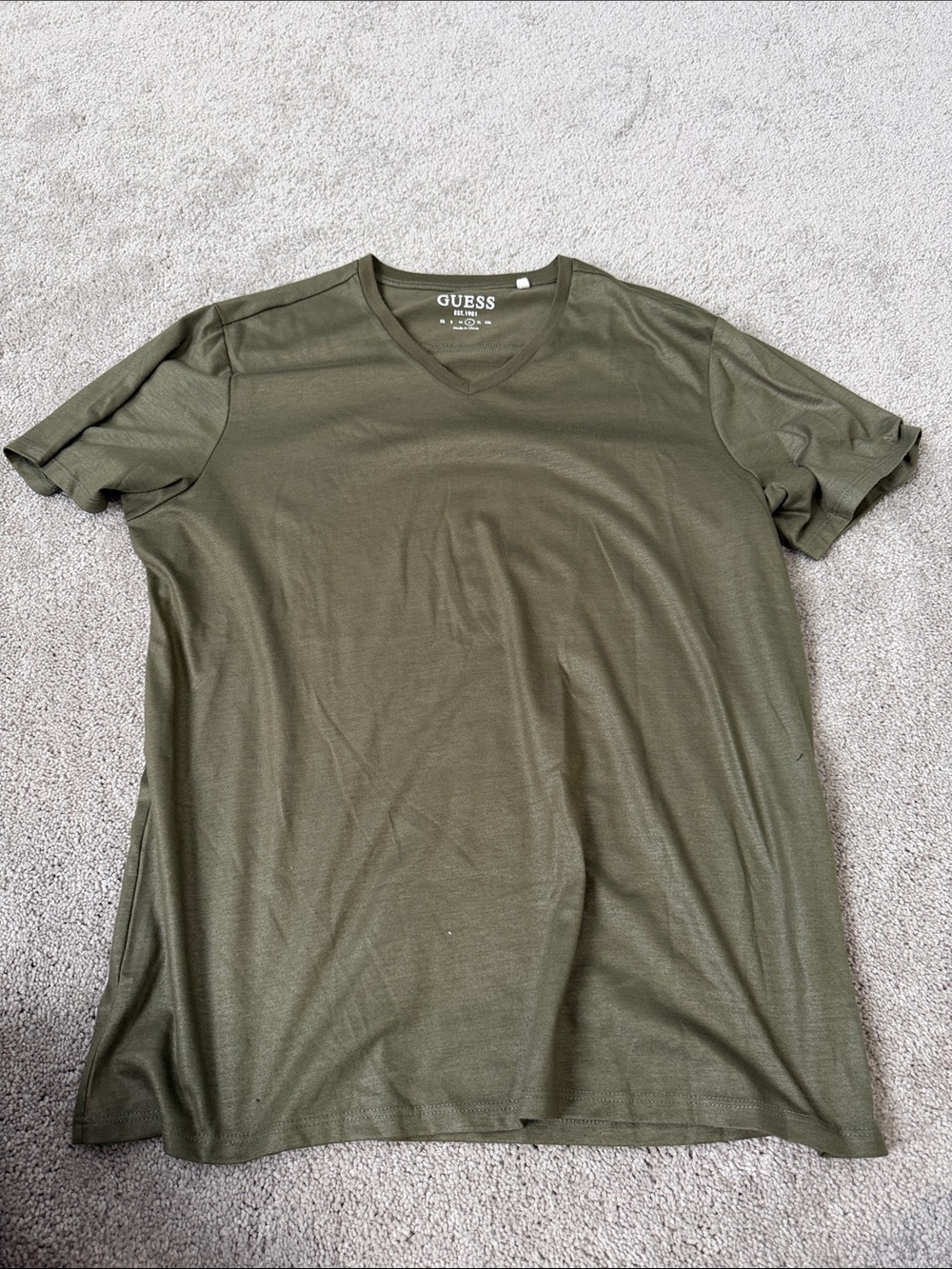 GUESS Men’s Olive Green V-Neck Short Sleeve Tee